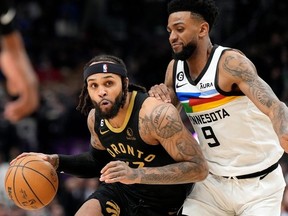 Nickeil Alexander-Walker, gardien des Timberwolves du Minnesota, tente de faire pression sur le gardien des Raptors de Toronto, Gary Trent Jr.