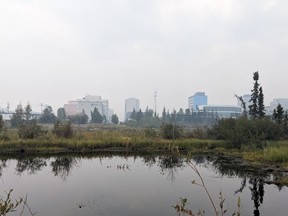 La fumée des feux de forêt remplit l’air au-dessus de Yellowknife le jeudi 17 août 2023.