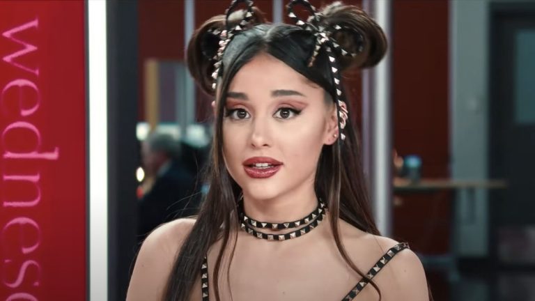 Les amis d'Ariana Grande ne seraient pas trop heureux alors que les retombées de sa liaison avec la méchante co-star Ethan Slater continuent de se dérouler
