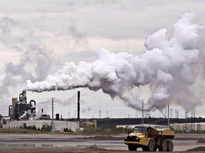 Les militants ont fait pression pour que les banques détournent l’argent du pétrole et du gaz vers les énergies propres.