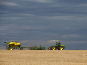 Un agriculteur albertain plante ses cultures.