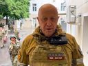 DOSSIER - Dans cette photo tirée d'une vidéo publiée par le service de presse de Prigozhin, Yevgeny Prigozhin, le propriétaire de la société militaire du groupe Wagner, enregistre ses discours vidéo à Rostov-sur-le-Don, en Russie, le samedi 24 juin 2023. 