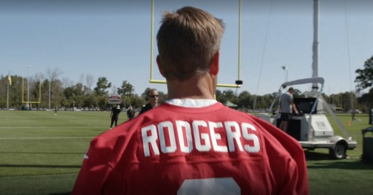 Les débuts d'Aaron Rodgers à Hard Knocks cimentent son statut de plus grand cinglé du football
