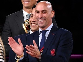 Le président de la Fédération royale espagnole de football, Luis Rubiales, réagit sur le podium à la fin de la finale de la Coupe du monde féminine Australie-Nouvelle-Zélande 2023 entre l'Espagne et l'Angleterre au Stadium Australia de Sydney, le 20 août 2023.