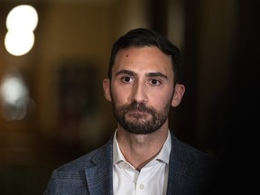 Le ministre de l'Éducation de l'Ontario, Stephen Lecce, s'adresse aux journalistes à Queen's Park, à Toronto, le dimanche 20 novembre 2022.