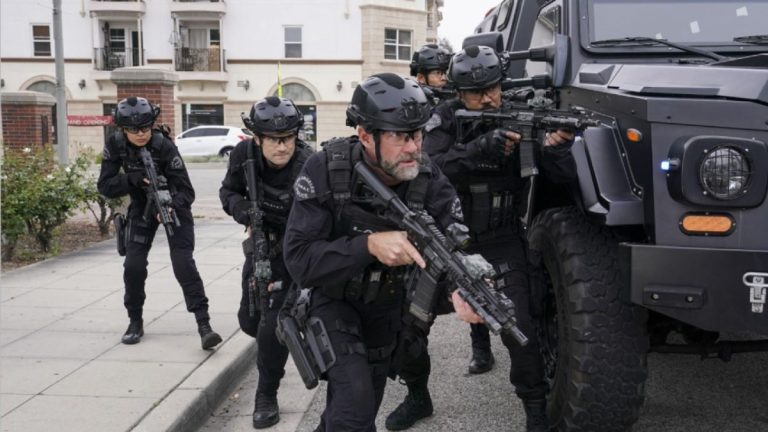 Team with guns drawn on S.W.A.T. Season 5 Finale