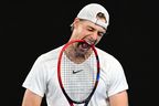 Denis Shapovalov du Canada mord sa raquette lors du match en simple du troisième tour contre Hubert Hurkacz à l'Open d'Australie.