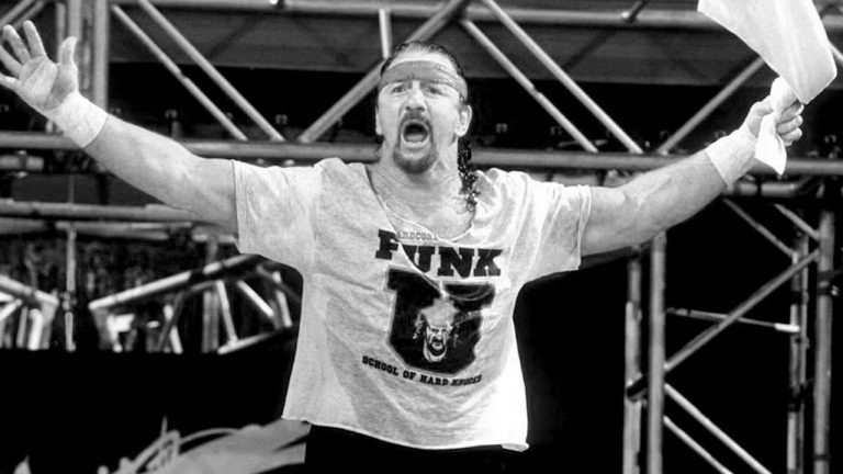 Les légendes et les fans de la lutte pleurent l'icône de la WWE Terry Funk, décédé à 79 ans
