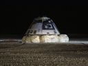 Le vaisseau spatial Boeing CST-100 Starliner est vu après son atterrissage à White Sands, au Nouveau-Mexique, le dimanche 22 décembre 2019.