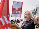 Lana Payne, présidente nationale d'Unifor, s'exprimant lors d'un rassemblement à l'hôtel de ville de Windsor. 