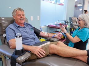 Steve Thor donne du sang avec la phlébotomiste Debbie Prasad à la Société canadienne du sang à Calgary le lundi 28 août 2023. Thor faisait son 121e don après avoir commencé à donner à l'âge de 17 ans.  La Société canadienne du sang exhorte tous ceux qui le peuvent à donner du sang ou du plasma pour contribuer à augmenter les approvisionnements.  Gavin Young/Postmédias