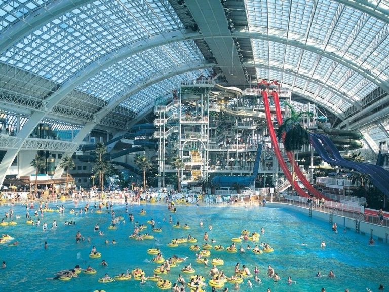 Libération sous caution accordée à un homme du Manitoba accusé d’avoir attouché sexuellement des filles au parc aquatique West Edmonton Mall