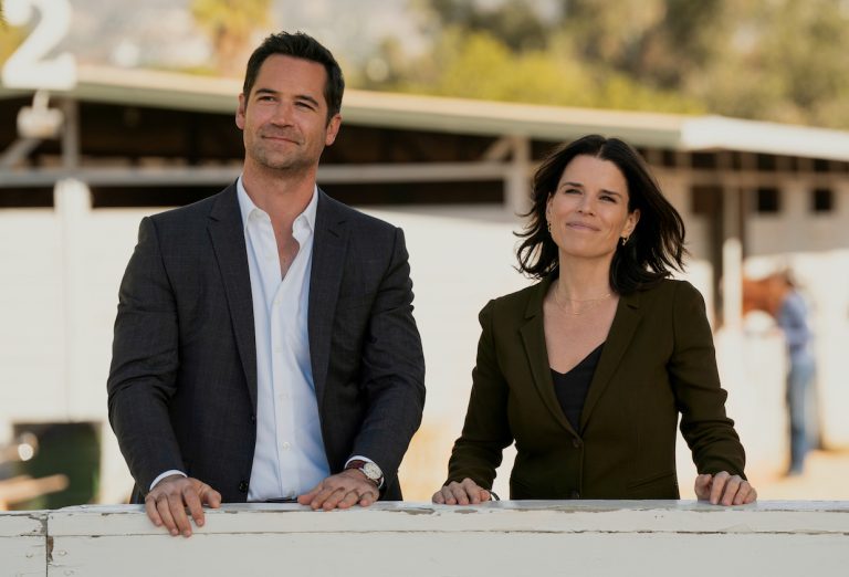 « Lincoln Lawyer » renouvelé pour la saison 3, Neve Campbell quitte Maggie – TVLine