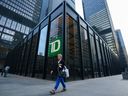 Une personne passe devant une enseigne de la Banque TD dans le quartier financier de Toronto le 20 septembre 2022.