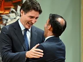 Trudeau embrasse le nouveau ministre de la Justice Arif Virani