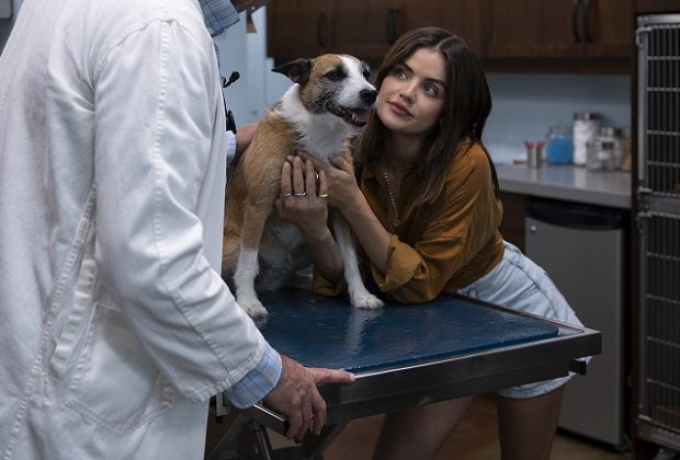 Lucy Hale parle du film « Puppy Love » avec Grant Gustin