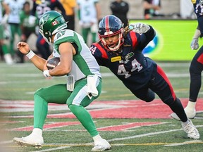 Bryce Notree (44 ans) des Alouettes de Montréal fait un tacle sur le quart-arrière des Roughriders de la Saskatchewan Mason Fine lors de la première mi-temps de l'action de football de la LCF à Montréal, le vendredi 11 août 2023.