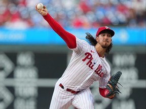 Michael Lorenzen des Phillies de Philadelphie lance en tête de la première manche contre les Nationals de Washington au Citizens Bank Park le 9 août 2023 à Philadelphie.