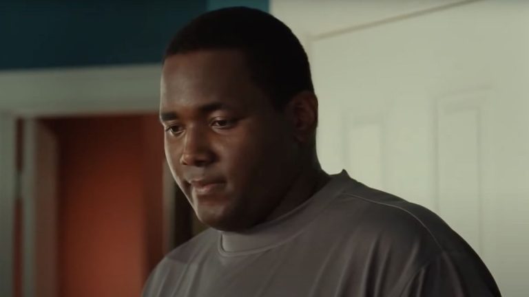 Michael Oher, dont la vie a inspiré The Blind Side, affirme qu'il n'a jamais été adopté et que ses parents présumés l'ont exploité
