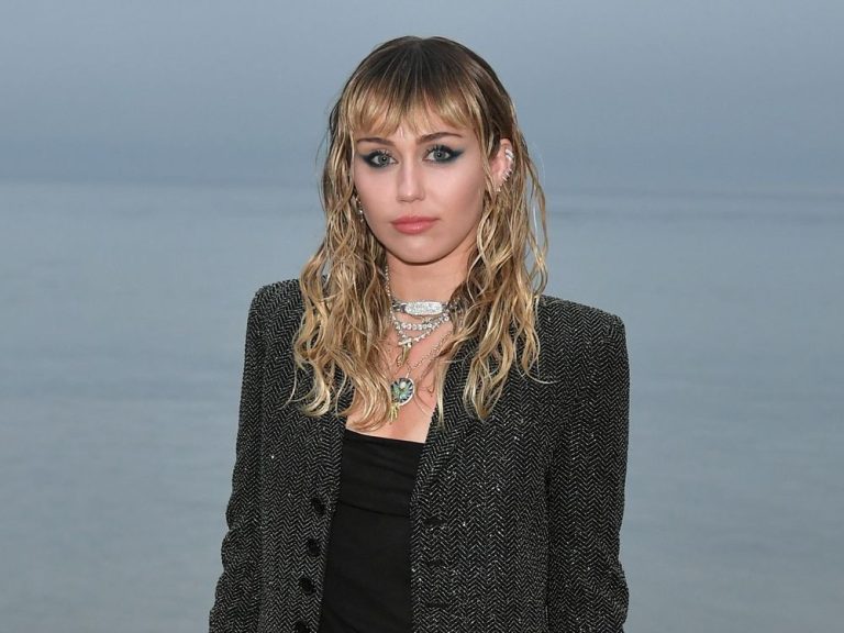 Miley Cyrus dit que la séance photo controversée d’une adolescente seins nus était « géniale »