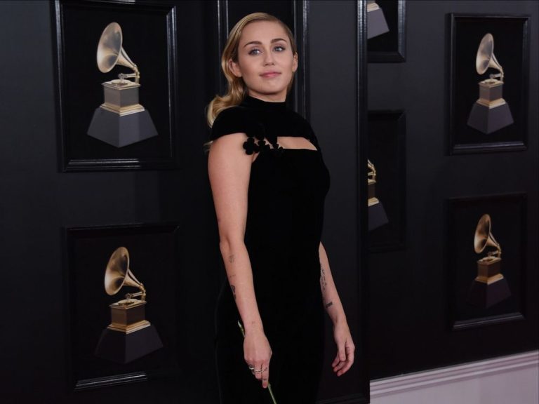 Miley Cyrus envisage de partager des « histoires inédites » via les réseaux sociaux