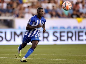 Moises Caicedo de Brighton & Hove Albion regarde pendant un match de la Premier League Summer Series.