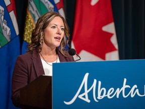 La ministre de l'Environnement et des Aires protégées de l'Alberta, Rebecca Schulz, prend la parole lors d'une conférence de presse au McDougall Centre à Calgary le jeudi 10 août 2023.