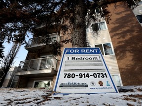 Un appartement à louer annoncé à l'extérieur d'un immeuble à Edmonton.