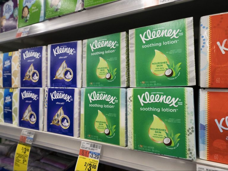 PASSEZ LES TISSUS : Kleenex est sur le point d’être rayé des étagères des épiceries au Canada