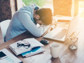 Les gens citent les maux d’estomac plus de la moitié du temps comme raison pour se rendre au travail pour cause de maladie.