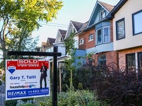 Un panneau vendu est affiché devant une maison dans le quartier Riverdale de Toronto.