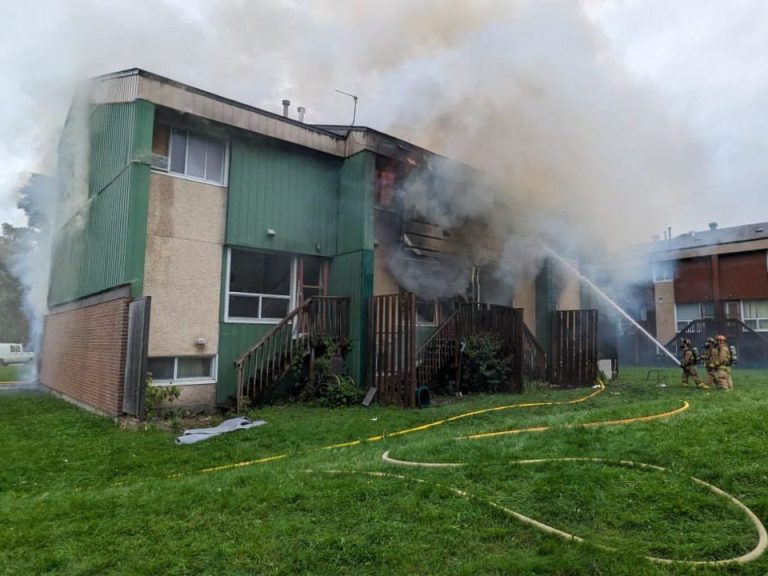 Quatre personnes blessées dans l’incendie d’une maison en rangée à deux alarmes dans l’est d’Ottawa