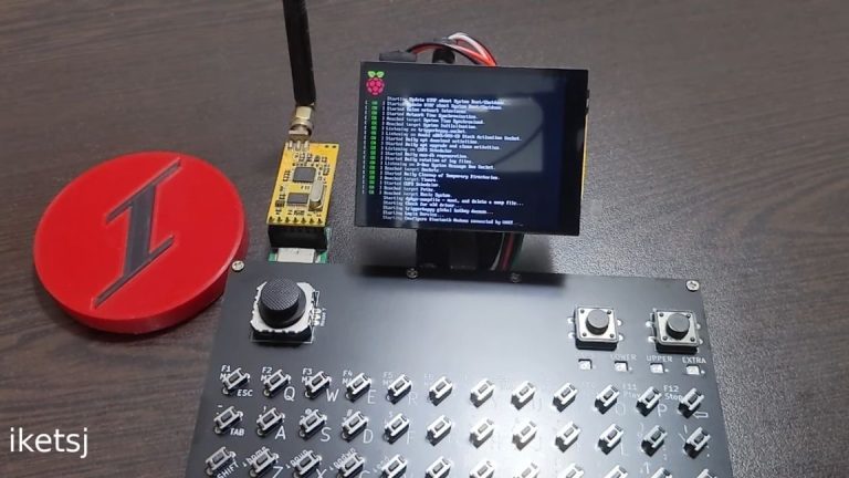 Raspberry Pi Cyberdeck utilise un clavier et une souris RP2040 personnalisés