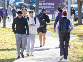 Des étudiants marchant sur un campus universitaire.