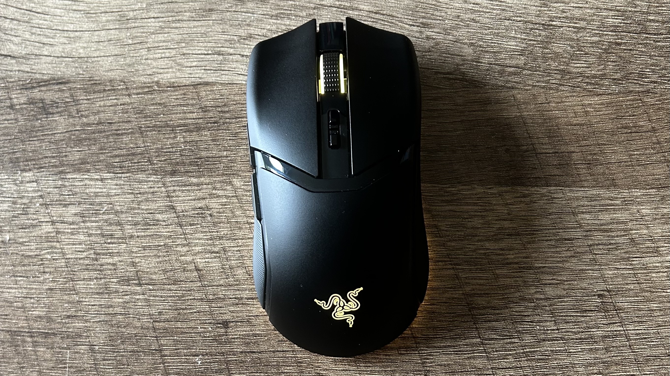 Souris Razer Cobra Pro sur un fond en bois