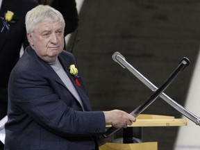 Rick Jeanneret permet de saluer la foule avant un match de hockey de la LNH entre les Sabres de Buffalo et les Jets de Winnipeg à Buffalo, NY, le 8 novembre 2011. J