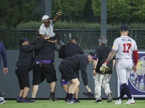 Un fan crie à Ronald Acuna Jr.