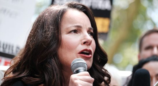 NEW YORK, NEW YORK - AUGUST 01:  SAG-AFTRA President Fran Drescher addresses picketers at New York City Hall on Tuesday as members of the actors SAG-AFTRA union continue to walk the picket line with screenwriters outside of major studios across the country on August 01, 2023 in New York City. Drescher spoke ahead of a New York City Council hearing for resolutions backing the striking actors and writers. Members of SAG-AFTRA, Hollywood’s largest union which represents actors and other media professionals, joined striking WGA (Writers Guild of America) workers in the first joint walkout against the studios since 1960.  (Photo by Spencer Platt/Getty Images)