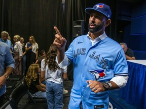 Jose Bautista fait des gestes après s'être adressé aux médias lors d'une conférence de presse au Rogers Centre de Toronto le vendredi 11 août 2023. Bautista a signé un contrat d'une journée pour prendre officiellement sa retraite en tant que membre des Blue Jays de Toronto.