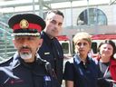 Le chef adjoint de la police de Calgary, Chad Tawfik, s'exprime alors que le maire de Calgary, Jyoti Gondand, écoute d'autres responsables lors d'une conférence de presse après un trajet sur la ligne 7th Ave CTrain à Calgary le jeudi 8 juin 2023.