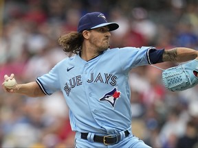 Le partant des Blue Jays de Toronto, Kevin Gausman, lance à un frappeur des Cleveland Guardians lors de la première manche de leur match de la MLB le mercredi 9 août 2023 à Cleveland.