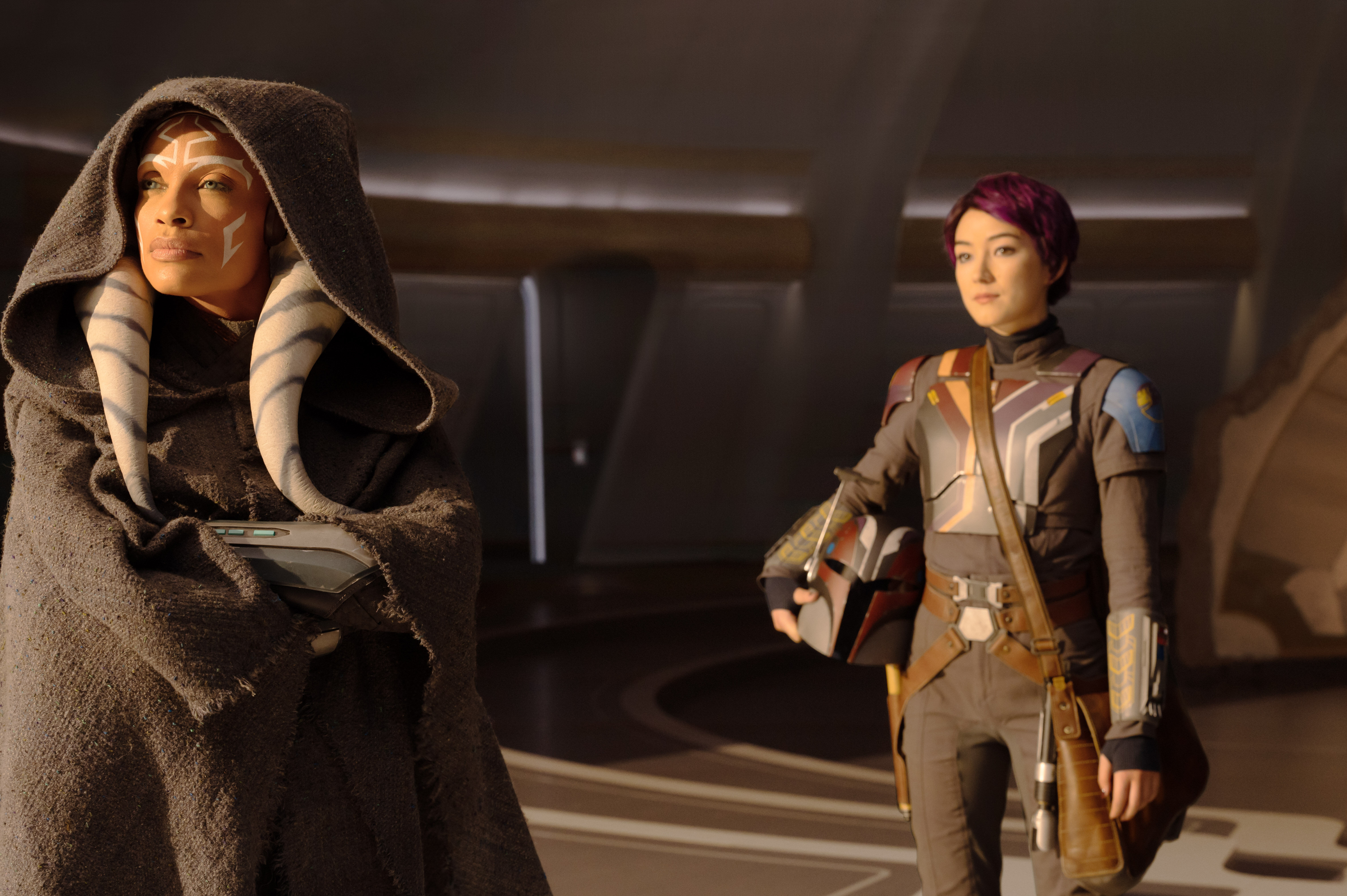 Ahsoka Tano (Rosario Dawson) et Sabine Wren (Natasha Liu Bordizzo) dans STAR WARS : AHSOKA de Lucasfilm