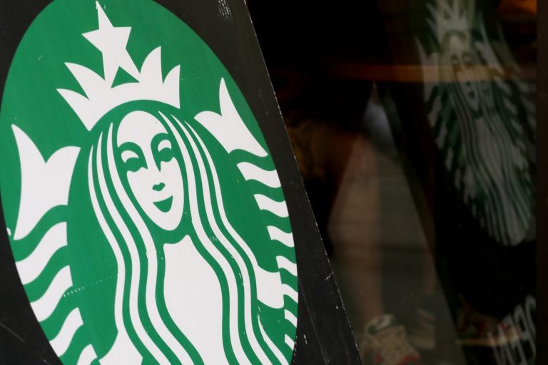 Starbucks expérimente le « paiement sans scanner » pour les utilisateurs du service au volant