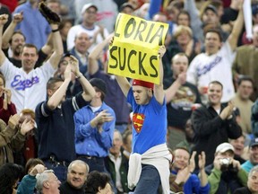 Un partisan des Expos montre son mécontentement envers Jeffrey Loria, alors propriétaire, alors qu'il marche au sommet d'une pirogue lors du match d'ouverture à domicile au Stade olympique en 2002.