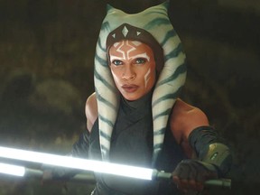 Rosario Dawson joue le rôle du chevalier Jedi Ahsoka Tano dans la nouvelle série Star Wars Ahsoka, diffusée sur Disney+.