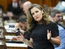 La vice-première ministre Chrystia Freeland a déclaré qu'il incombait au gouvernement provincial d'aider à soutenir les finances ravagées par la pandémie de Toronto, n'offrant aucun nouveau financement fédéral dans une réponse de deux pages à la demande d'aide de la mairesse Olivia Chow.