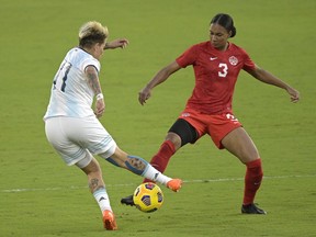 L'attaquante argentine Yamila Rodriguez (11) et la défenseuse canadienne Jade Rose (3) se disputent un ballon pendant la première moitié d'un match de football féminin de la coupe SheBelieves, le dimanche 21 février 2021, à Orlando, en Floride. Les Canadiens Rose, Maya Antoine et Mya Jones fait partie des 56 femmes nommées sur la liste de surveillance du trophée Hermann 2023. LA PRESSE CANADIENNE/AP/Phelan M. Ebenhack