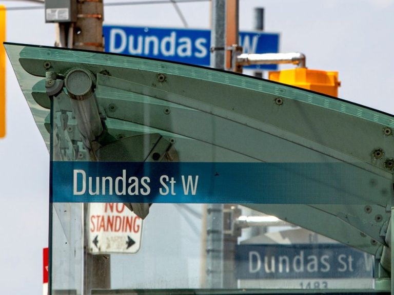 Trois anciens maires de Toronto décident d’arrêter de renommer la rue Dundas en raison de liens présumés d’esclavage