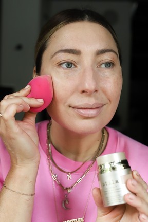 Nadia Albano crée un maquillage inspiré de Barbie.