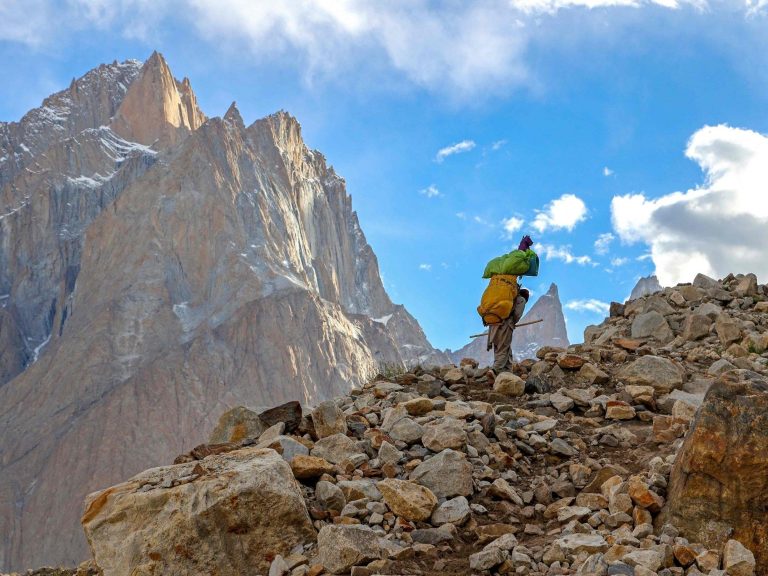 Un alpiniste japonais meurt et un autre est blessé alors qu’il escaladait un sommet jamais escaladé au Pakistan